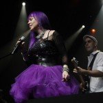 A menina volta a dançar